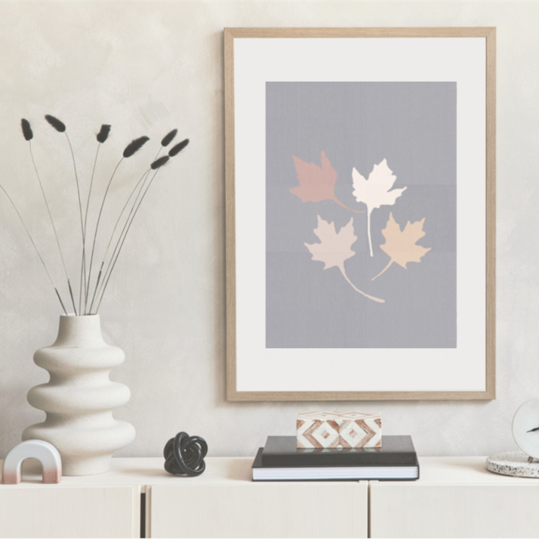 Decoración con ilustraciones: lámina Hojas de Arce decorando un espacio de estilo natural y minimalista. Ilustración de inspiración botánica. 