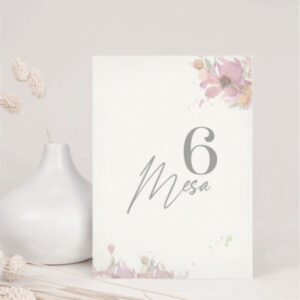 Detalle del número de mesa ilustrado Bella para bodas impreso en papel premium. Diseño Mundo Inventado.