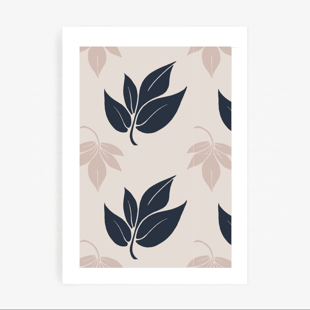 Lámina Hojas sobre impresa en papel texturizado Fine Art. Ilustración botánica de estilo minimalista que combina tonos azul marino con rosa empolvado para una decoración elegante.