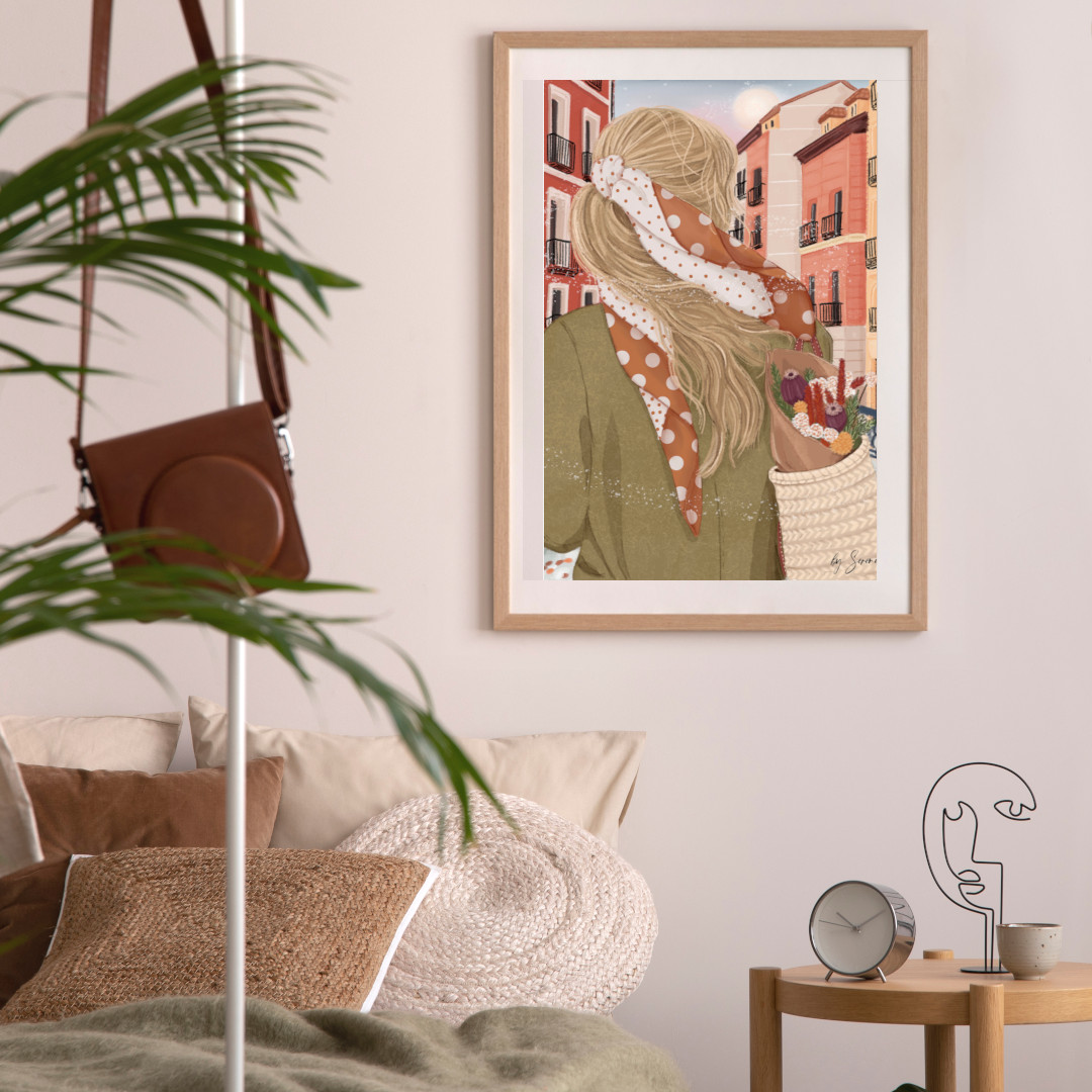 Lámina artística de una mujer en tonos ocres y tierras decora pared de habitación juvenil y minimalista. Ilustración Marina para decoración con ilustraciones en el dormitorio y espacios de calma.
