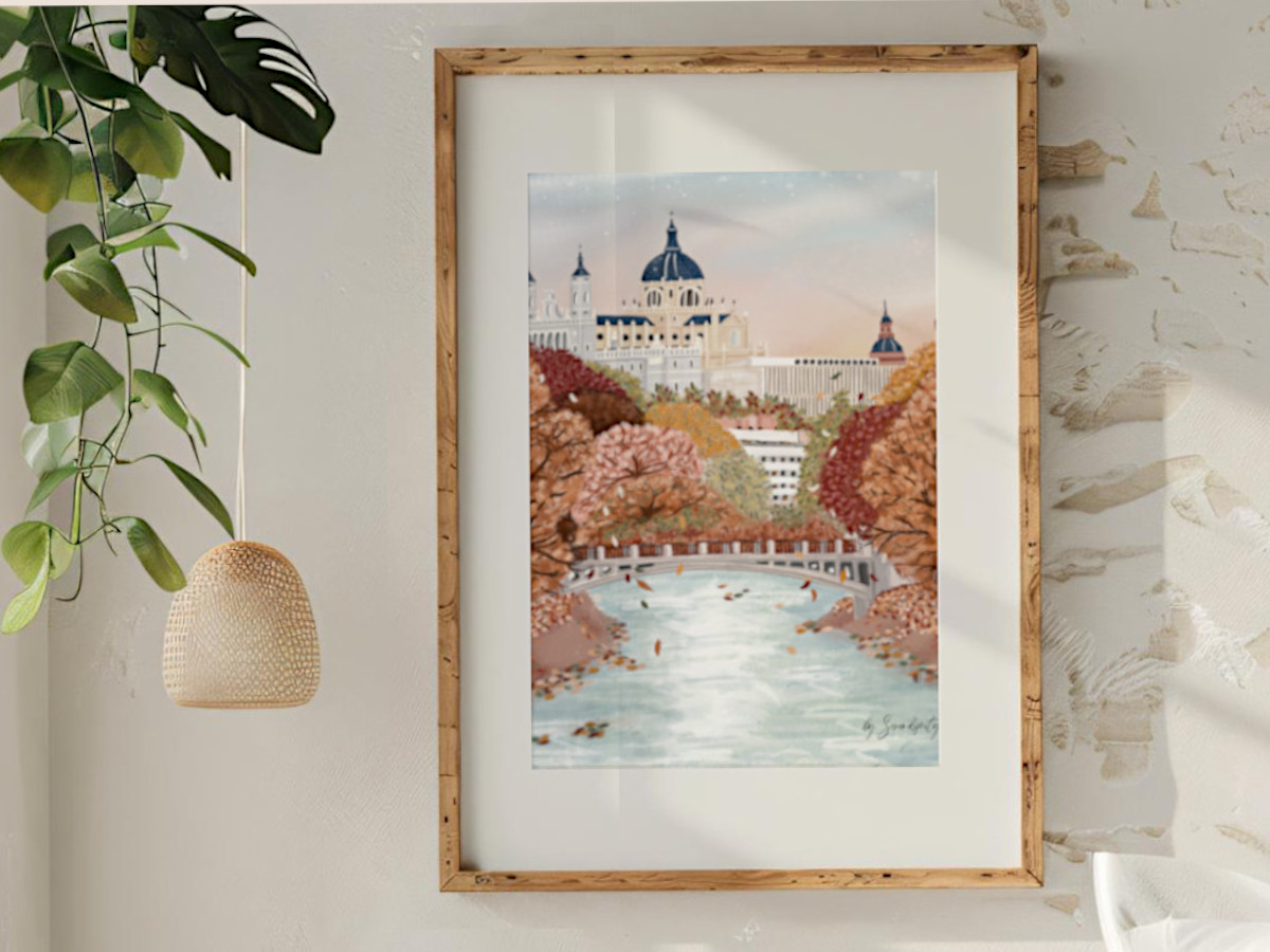 Lámina Palacio Real de Madrid decorando pared en tonos neutros. Impresión artística de la colección láminas de ciudades impresas en papeles Fine Art y diseñadas por Mundo Inventado