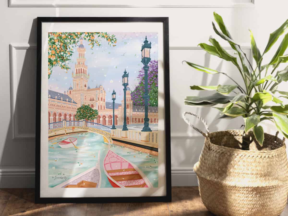 Fotografía en la que se muestra un cuadro decorativo de la Plaza España de Sevilla, una ilustración realizada por Mundo Inventado para su artículo de este emblemático lugar de Andalucía.