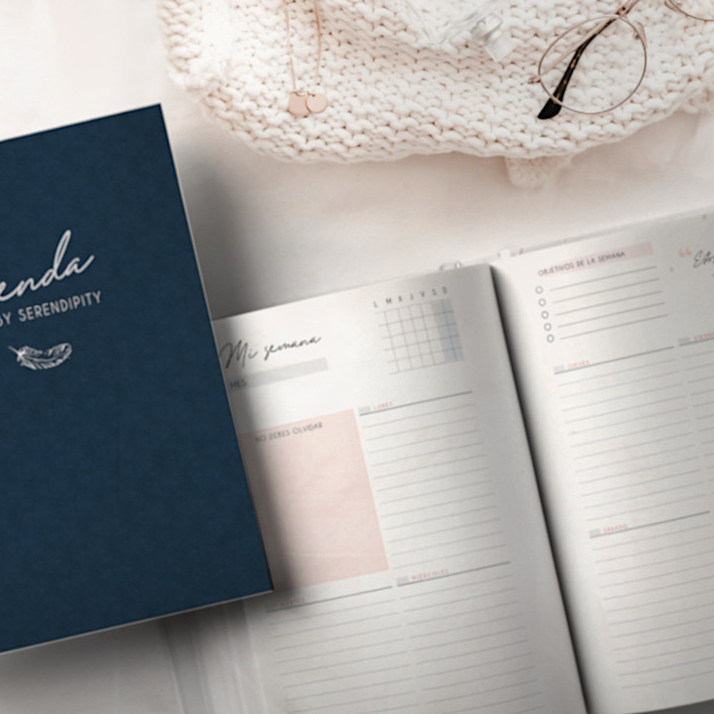 Agenda académica 2025-2026. Agenda semana vista y descargable de tamaño mediano. Papelería bonita y de diseño.