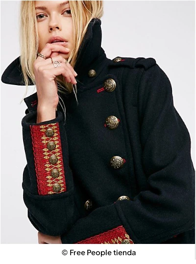 Modelo con chaqueta militar de la tienda Free People. Inspiración para mi reinterpretación Soldadito Plomo